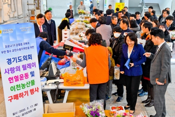 경기도 곳곳에서 ‘코로나19’로 인해 어려움을 겪고있는 지역경제 활성화 행사가 잇따르고 있다. 17일 오전 경기도의회 로비에서 도의원 등이 ‘코로나19 감염증 극복과 우한 철수 교민 수용지역민을 위한 사랑의 릴레이 헌혈운동 및 이천농산물 구매하기 행사’에 적극 참여하고 있다. 윤원규기자