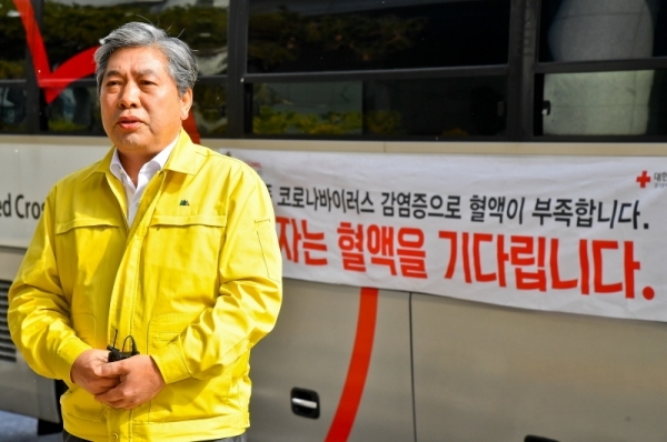 17일 오전 수원 경기도의회에서 열린 '코로나19 감염증 극복과 우한 철수 교민 수용지역민을 위한 경기도의회 사랑의 릴레이 헌혈운동 및 이천농산물 구매하기 행사'에서 송한준 의장이 인터뷰하고 있다. 윤원규기자