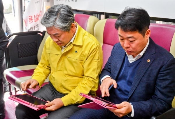 17일 오전 수원 경기도의회에서 열린 '코로나19 감염증 극복과 우한 철수 교민 수용지역민을 위한 경기도의회 사랑의 릴레이 헌혈운동 및 이천농산물 구매하기 행사'에서 송한준 의장이 헌혈하고 있다. 윤원규기자