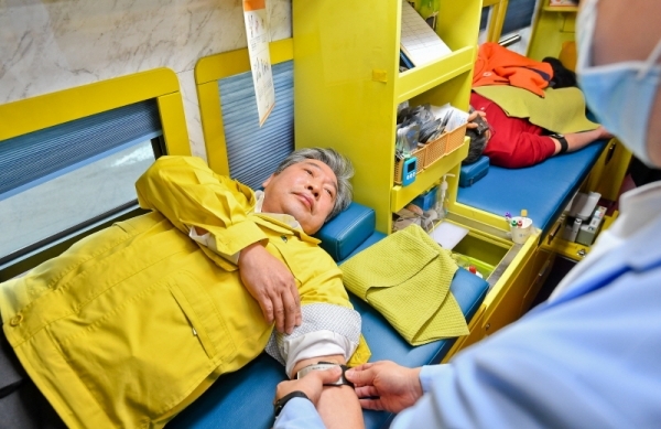 17일 오전 수원 경기도의회에서 열린 '코로나19 감염증 극복과 우한 철수 교민 수용지역민을 위한 경기도의회 사랑의 릴레이 헌혈운동 및 이천농산물 구매하기 행사'에서 송한준 의장이 헌혈하고 있다. 윤원규기자