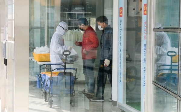 개강을 앞두고 입국하는 중국 유학생들을 선제 격리 조치중인 인천대학교 제2기숙사에서 17일 학교 관계자가 학생들의 점심 도시락을 준비하고 있다. 장용준기자