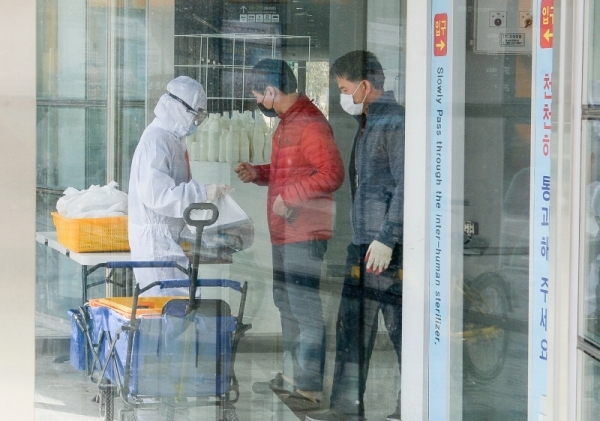 개강을 앞두고 입국하는 중국 유학생들을 선제 격리 조치중인 인천대학교 제2기숙사에서 17일 학교 관계자가 학생들의 점심 도시락을 준비하고 있다. 장용준기자
