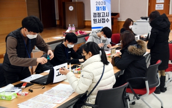 ‘2020년 제1회 초, 중, 고졸 검정고시’ 응시원서 접수 첫 날인 17일 수원교육지원청 접수처에서 응시생들이 원서접수를 하고 있다. 원서접수는 오는 21일 18시까지이며 시험은 4월11일 도내 각 고사장에서 실시 된다.전형민기자