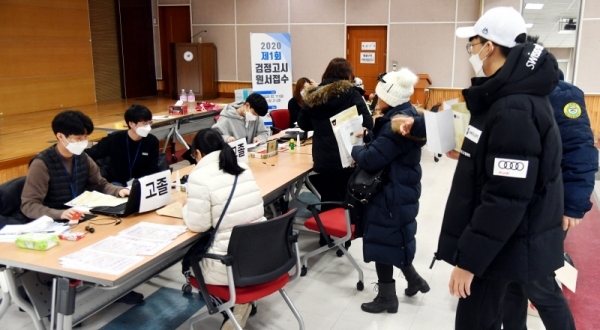 ‘2020년 제1회 초, 중, 고졸 검정고시’ 응시원서 접수 첫 날인 17일 수원교육지원청 접수처에서 응시생들이 원서접수를 하고 있다. 원서접수는 오는 21일 18시까지이며 시험은 4월11일 도내 각 고사장에서 실시 된다.전형민기자