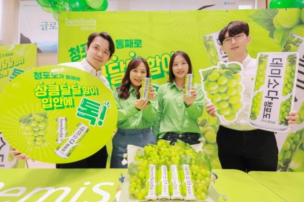 18일 서울 동대문구 동아쏘시오그룹 신관에서 그룹 계열사 임직원을 대상으로 데미소다 청포도 출시 기념 샘플링 이벤트를 진행하고 있다.동아오츠카 제공