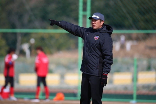 제주 서귀포시에서 진행되는 2차 전지훈련에서 김도균 수원FC 감독이 선수단을 지휘하고 있다.한국프로축구연맹 제공