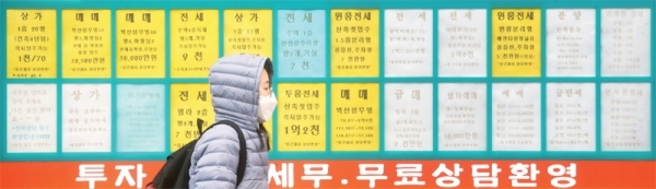 18일 수원시내 한 부동산중개소가 한산한 모습을 보이고 있다. ‘12•16 부동산 대책’의 풍선효과로 ‘수•용•성’(수원•용인•성남) 지역 집값이 급등하는 등 부작용이 나타나자 이날 정부가 이르면 20일께 부동산 추가 대책을 내놓는다고 밝혔다. 김시범기자