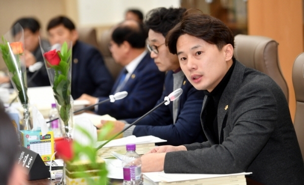 18일 경기도의회 제341회 임시회 교육행정위원회에서 열린 학교체육 비리 감사 소원회 활동 연장의 건, 경기도교육청 지방공무원 적극행정 운영 조례안 등 대한 안건 심의에서 황대호 의원이 질의 하고 있다.전형민기자