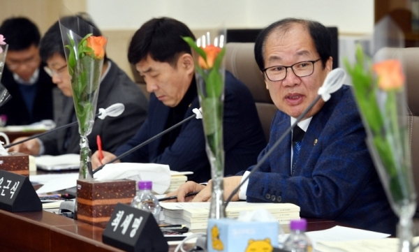 18일 경기도의회 제341회 임시회 교육행정위원회에서 열린 학교체육 비리 감사 소원회 활동 연장의 건, 경기도교육청 지방공무원 적극행정 운영 조례안 등 대한 안건 심의에서 유근식 의원이 질의 하고 있다.전형민기자