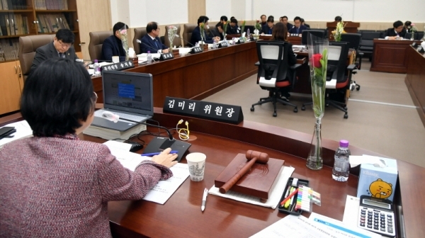 18일 경기도의회 제341회 임시회 교육행정위원회에서 의원들이 학교체육 비리 감사 소원회 활동 연장의 건, 경기도교육청 지방공무원 적극행정 운영 조례안 등 대해 감사관, 총무과, 교육협력국에 대한 안건 심의를 하고 있다.전형민기자