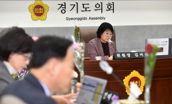 18일 경기도의회 제341회 임시회 교육행정위원회에서 열린 학교체육 비리 감사 소원회 활동 연장의 건, 경기도교육청 지방공무원 적극행정 운영 조례안 등 대한 안건 심의에서 김미리 의원이 질의 하고 있다.전형민기자