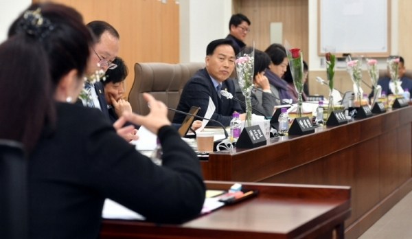 18일 경기도의회 제341회 임시회 교육행정위원회에서 의원들이 학교체육 비리 감사 소원회 활동 연장의 건, 경기도교육청 지방공무원 적극행정 운영 조례안 등 대해 감사관, 총무과, 교육협력국에 대한 안건 심의를 하고 있다.전형민기자