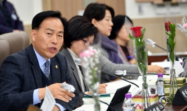 18일 경기도의회 제341회 임시회 교육행정위원회에서 열린 학교체육 비리 감사 소원회 활동 연장의 건, 경기도교육청 지방공무원 적극행정 운영 조례안 등 대한 안건 심의에서 박덕동 의원이 질의 하고 있다.전형민기자