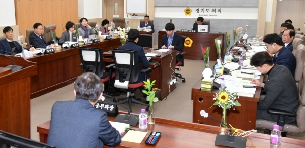 18일 경기도의회 제341회 임시회 교육행정위원회에서 의원들이 학교체육 비리 감사 소원회 활동 연장의 건, 경기도교육청 지방공무원 적극행정 운영 조례안 등 대해 감사관, 총무과, 교육협력국에 대한 안건 심의를 하고 있다.전형민기자