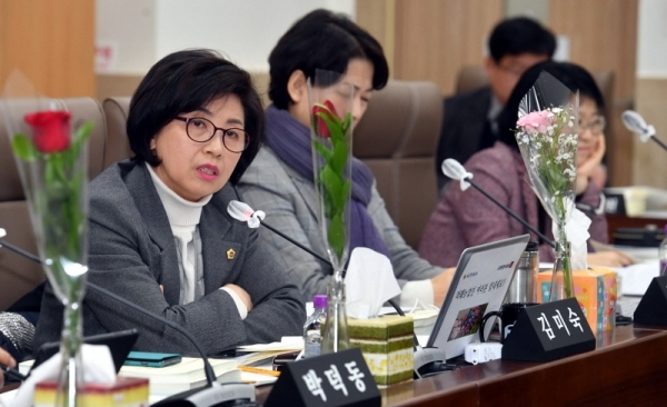 18일 경기도의회 제341회 임시회 교육행정위원회에서 열린 학교체육 비리 감사 소원회 활동 연장의 건, 경기도교육청 지방공무원 적극행정 운영 조례안 등 대한 안건 심의에서 김미숙 의원이 질의 하고 있다.전형민기자