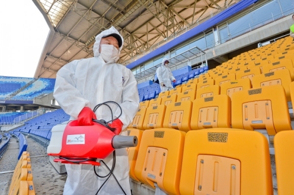 2020 AFC 챔피언스리그 수원 삼성과 빗셀고베(일본)의 경기를 하루 앞두고  17일 오후 수원월드컵경기장에서 수원 삼성 관계자들이 방역활동을 펼치고 있다. 수원 삼성 구단은 18일 열리는 경기에는 이니에스타 등 유명 선수을 보기위해 만오천여 관중이 찾을 것으로 예상되 방역에 총력을 기울이고 있다. 윤원규기자