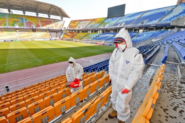 2020 AFC 챔피언스리그 수원 삼성과 빗셀고베(일본)의 경기를 하루 앞두고  17일 오후 수원월드컵경기장에서 수원 삼성 관계자들이 방역활동을 펼치고 있다. 수원 삼성 구단은 18일 열리는 경기에는 이니에스타 등 유명 선수을 보기위해 만오천여 관중이 찾을 것으로 예상되 방역에 총력을 기울이고 있다. 윤원규기자