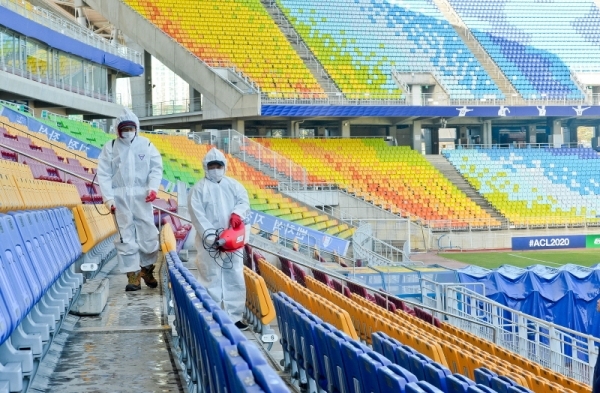 2020 AFC 챔피언스리그 수원 삼성과 빗셀고베(일본)의 경기를 하루 앞두고  17일 오후 수원월드컵경기장에서 수원 삼성 관계자들이 방역활동을 펼치고 있다. 수원 삼성 구단은 18일 열리는 경기에는 이니에스타 등 유명 선수을 보기위해 만오천여 관중이 찾을 것으로 예상되 방역에 총력을 기울이고 있다. 윤원규기자