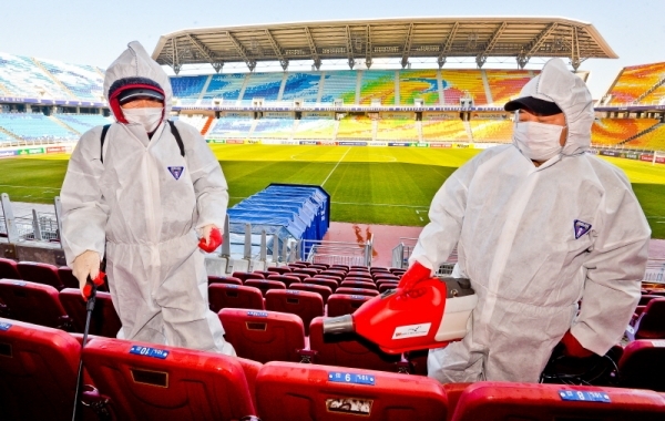 2020 AFC 챔피언스리그 수원 삼성과 빗셀고베(일본)의 경기를 하루 앞두고  17일 오후 수원월드컵경기장에서 수원 삼성 관계자들이 방역활동을 펼치고 있다. 수원 삼성 구단은 18일 열리는 경기에는 이니에스타 등 유명 선수을 보기위해 만오천여 관중이 찾을 것으로 예상되 방역에 총력을 기울이고 있다. 윤원규기자