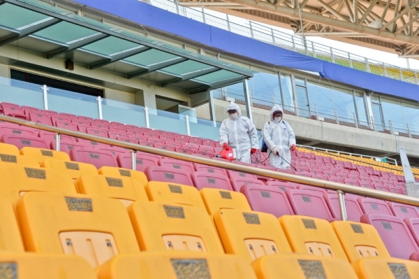 2020 AFC 챔피언스리그 수원 삼성과 빗셀고베(일본)의 경기를 하루 앞두고  17일 오후 수원월드컵경기장에서 수원 삼성 관계자들이 방역활동을 펼치고 있다. 수원 삼성 구단은 18일 열리는 경기에는 이니에스타 등 유명 선수을 보기위해 만오천여 관중이 찾을 것으로 예상되 방역에 총력을 기울이고 있다. 윤원규기자