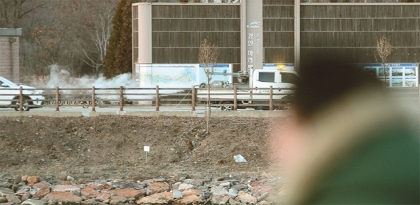 18일 오후 인천 서구보건소가 코로나 19 30번 확진자가 다녀간 것으로 나타난 경인아라뱃길 일대를 긴급 소독 하고있다. 장용준기자