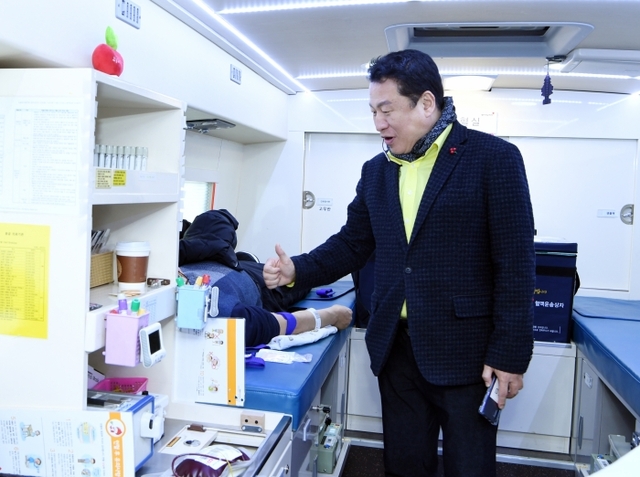 안승남 구리시장이 헌혈행사장에 참여, 헌혈대에 오른 공직자들을 격려하고 있다. 구리시 제공
