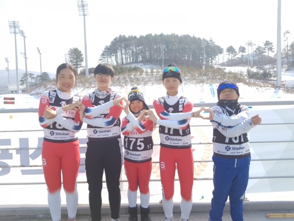 제101회 동계체육대회에서 평택 G-스포츠클럽 소속으로 크로스컨트리에 출전한 (왼쪽부터) 최가은, 김도연, 이다인, 이정현, 김동현이 시합 전 기념촬영을 하고 있다.