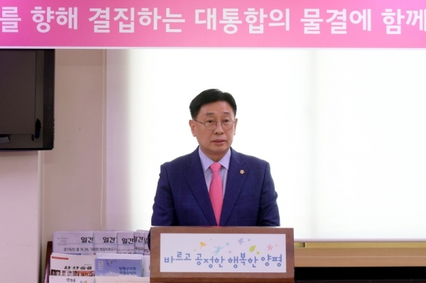 전진선 양평군의회 의원이 미래통합당 입당 기자회견을 하고 있다.