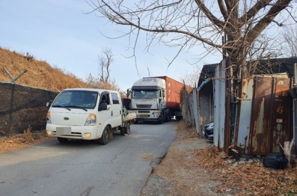 ▲ 덕은동 골목을 가로막은 대형 차량들.사진=제보자