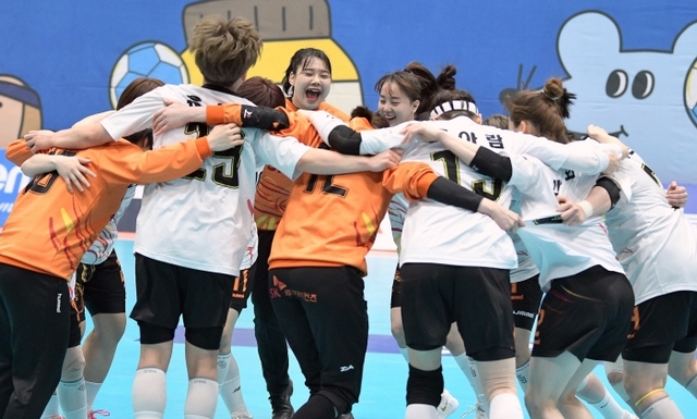 ▲ 22일 삼척체육관에서 열린 2019-2020 SK핸드볼 코리아리그 여자부에서 대구시청에 승리, 우승을 확정한 SK 슈가글라이더즈 선수들이 어깨동무를 하며 환호하고 있다.대한핸드볼협회 제공