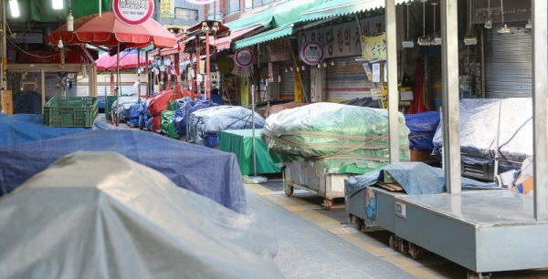 23일 오후 인천지역 2번째 코로나19 확진자의 동거인 가게가 있는 인천부평종합시장이 2일간의 방역을 위해 폐쇄되면서 인적이 끊겨 있다. 장용준기자