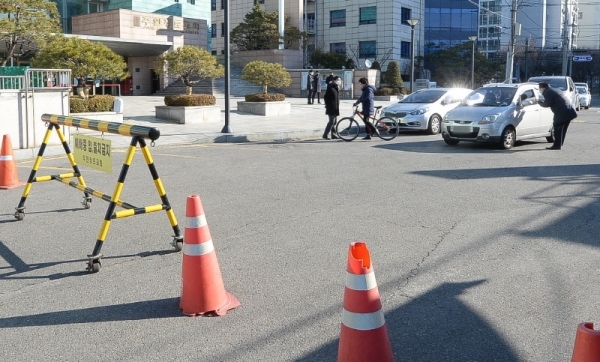23일 오전 인천시 산곡동 대한예수교장로회 주안교회가 코로나19 확산을 막기위해 자발적으로 주일예배를  중단하며  교회를 찾은 교인들에게 안내를 하고 있다. 장용준기자