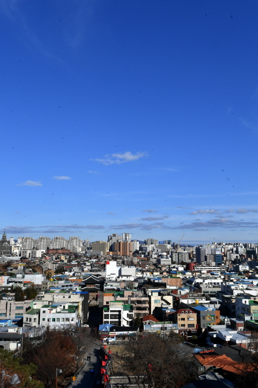 수일째 기승을 부리던 미세먼지가 물러가고 모처럼 파란하늘이 드러난 23일 오후 시민들이 파란하늘을 감상하며 수원화성 일대를 산책하고 있다. 김시범기자