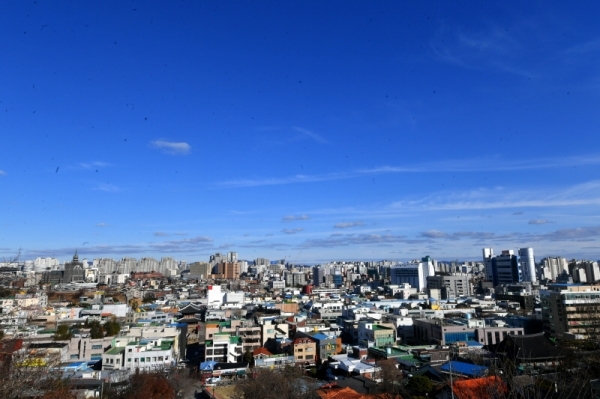 수일째 기승을 부리던 미세먼지가 물러가고 모처럼 파란하늘이 드러난 23일 오후 시민들이 파란하늘을 감상하며 수원화성 일대를 산책하고 있다. 김시범기자