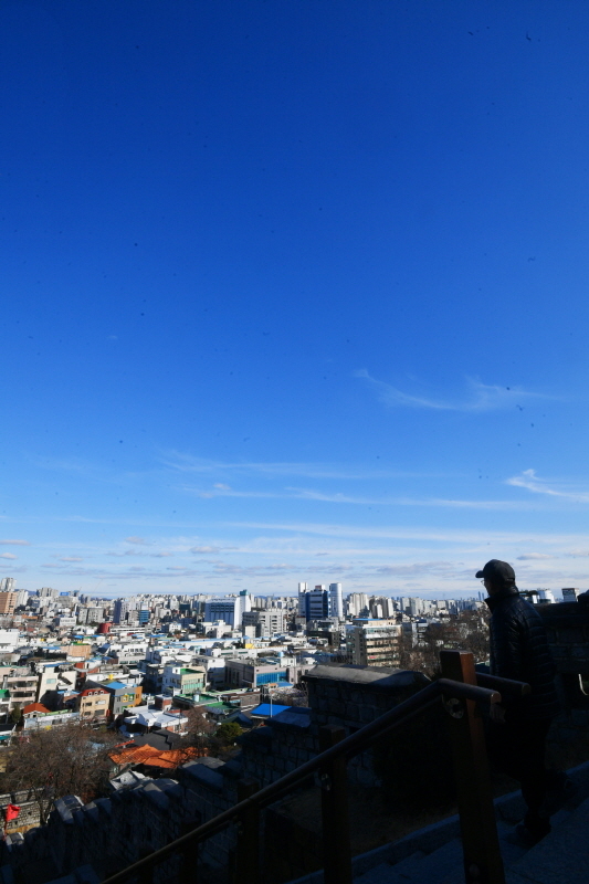 수일째 기승을 부리던 미세먼지가 물러가고 모처럼 파란하늘이 드러난 23일 오후 시민들이 파란하늘을 감상하며 수원화성 일대를 산책하고 있다. 김시범기자