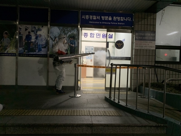 24일 새벽 ‘코로나19’ 확진자가 발생한 시흥경찰서에 방역당국 관계자가 찾아와 방역작업을 진행하고 있다. 시흥=김형수기자