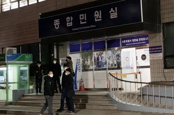 24일 오전 대구를 방문한 경찰관이 코로나19 확진 판정을 받은 것으로 밝혀진 시흥경찰서에서 방역 관계자들이 긴급 방역을 하고 있다. 이날 시흥서는 민원실 등을 폐쇄했다. 김형수기자
