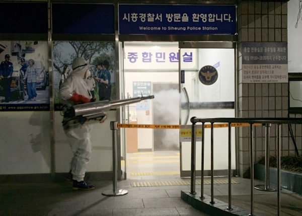 24일 오전 대구를 방문한 경찰관이 코로나19 확진 판정을 받은 것으로 밝혀진 시흥경찰서에서 방역 관계자들이 긴급 방역을 하고 있다. 이날 시흥서는 민원실 등을 폐쇄했다. 김형수기자