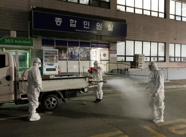 24일 오전 대구를 방문한 경찰관이 코로나19 확진 판정을 받은 것으로 밝혀진 시흥경찰서에서 방역 관계자들이 긴급 방역을 하고 있다. 이날 시흥서는 민원실 등을 폐쇄했다. 김형수기자
