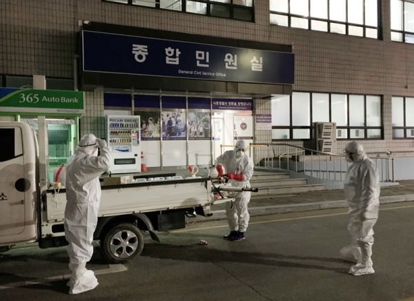 24일 오전 대구를 방문한 경찰관이 코로나19 확진 판정을 받은 것으로 밝혀진 시흥경찰서에서 방역 관계자들이 긴급 방역을 하고 있다. 이날 시흥서는 민원실 등을 폐쇄했다. 김형수기자