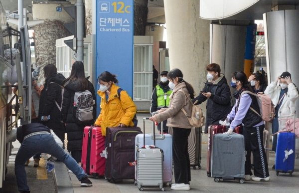24일 인천국제공항 제1터미널에 도착한 경기도내 한 대학교 중국인 유학생들이 학교가 마련한  자가 격리시설로 가기위해 버스에 탑승하고 있다. 교육부는 중국인 유학생 1만여명이 입국할 예정인 이번 주를 '집중 관리 주간'으로 정하고 특별 관리 체계를 가동하기로 했다. 조주현기자