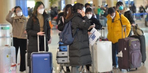 24일 인천국제공항 제1터미널에 도착한 경기도내 한 대학교 중국인 유학생들이 학교가 마련한  자가 격리시설로 가기위해 버스를 기다리고 있다. 교육부는 중국인 유학생 1만여명이 입국할 예정인 이번 주를 '집중 관리 주간'으로 정하고 특별 관리 체계를 가동하기로 했다. 조주현기자
