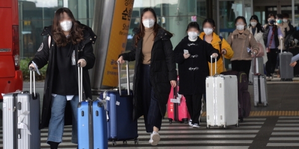 24일 인천국제공항 제1터미널에 도착한 경기도내 한 대학교 중국인 유학생들이 학교가 마련한  자가 격리시설로 가기위해 버스로 이동하고 있다. 교육부는 중국인 유학생 1만여명이 입국할 예정인 이번 주를 '집중 관리 주간'으로 정하고 특별 관리 체계를 가동하기로 했다. 조주현기자