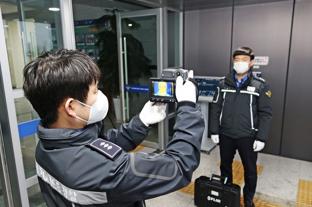 ▲ 평택해양경찰서를 출입하는 경찰관에 대해 열상 카메라를 사용해 체온 측정을 하고 있다. 평택해양경찰서 제공