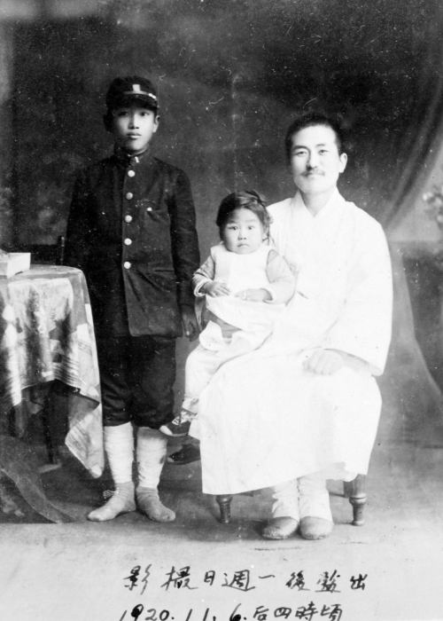 출옥 후 찍은 기념사진 속 김세환(독립기념관 소장). 수원시 제공