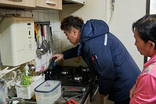 ▲ 삼천리가 사회공헌활동 일환으로 가스안전 사랑나눔으로 노후 가스기기 교체하고 안전점검 현장(사진_삼천리 제공)
