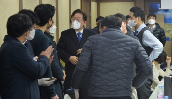 신천지 과천 본사에 대한 경기도의 강제역학조사가 열린 25일 오후 과천시 별양동 신천지예수교회 교육관에서 이재명 경기도지사가 현장을 방문해 관계자들과 이야기를 나누고 있다.조주현기자