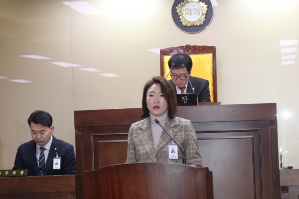 26일 오전 10시에 개회된 양평군의회 본회의에서 조례심사특별위원장인 이혜원 의원이 조례심사결과를 보고하고 있다.양평군의회 제공