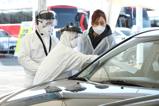 ▲ 주교제1공영주차장에 설치된 고양 안심카 선별진료소에서 관계자들이 검사를 진행하는 모습.사진=고양시
