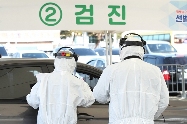 ▲ 주교 제1공영주차장에 설치된 고양 안심카 선별진료소에서 관계자들이 검진을 진행하는 모습.사진=고양시